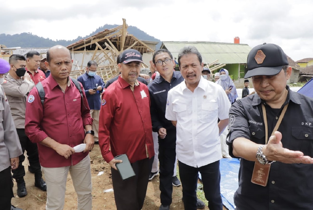 DIRJEN PB MENDAMPINGI MKP MEMBERIKAN BANTUAN KEMANUSIAAN BAGI KORBAN GEMPA CIANJUR