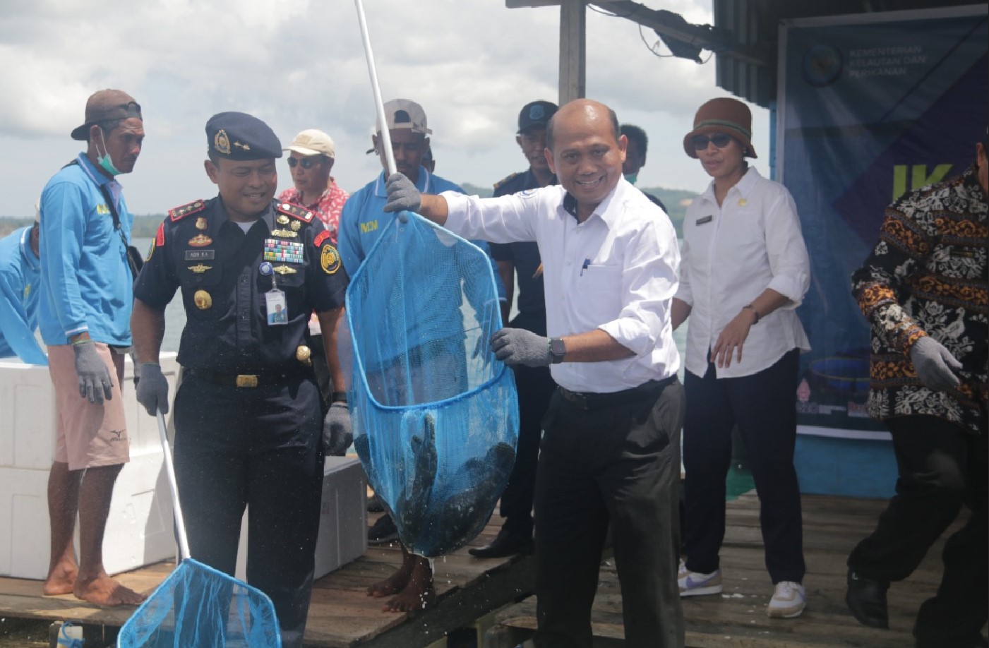 DIRJEN PB MELAKUKAN PANEN DI KAMPUNG BUDIDAYA KERAPU DI SEMAU NTT