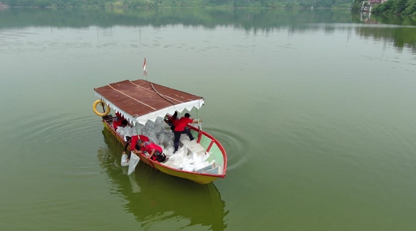 Menteri Kelautan dan Perikanan melakukan restocking 200 ribu ekor benih ikan di Waduk Jatibarang Mijen, Jawa Tengah