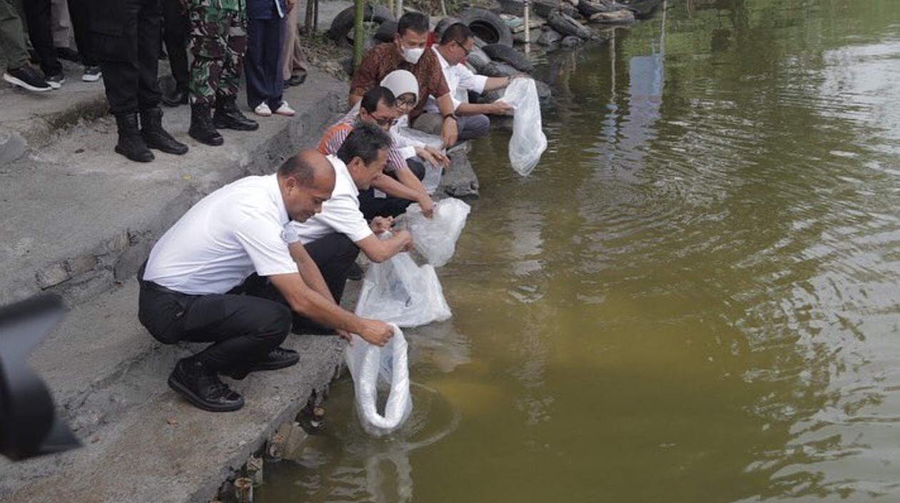 Menteri Kelautan dan Perikanan melakukan restocking 200 ribu ekor benih ikan di Waduk Jatibarang Mijen, Jawa Tengah