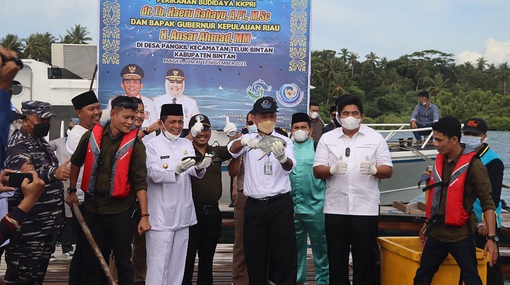 Dirjen PB melakukan panen ikan bawal bintang bersama Gubernur Kep. Riau (13/11/21)