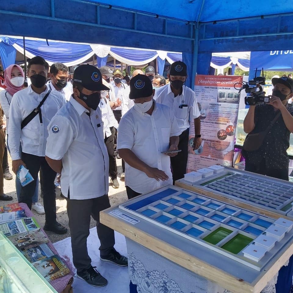 Menteri KP mengunjungi Stand Pameran DJPB dalam rangka Peluncuran Ekonomi Biru di Belitung Timur (26/10/21)