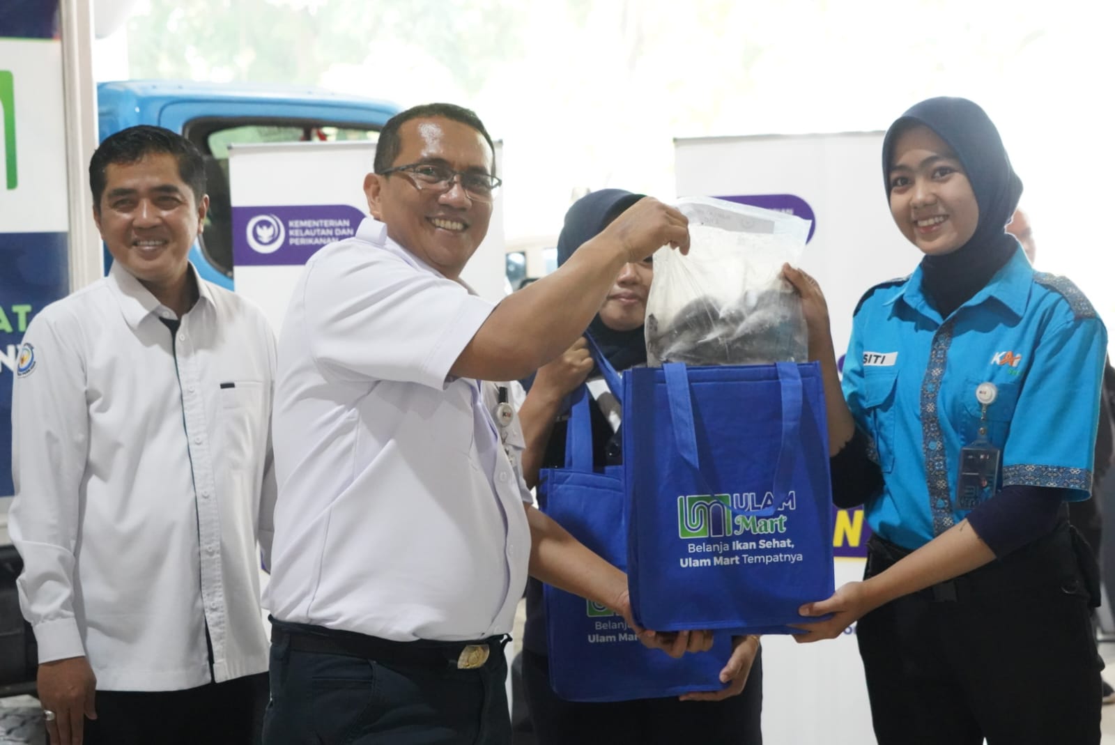 PDS Berbagi Ikan Segar di Stasiun Gambir