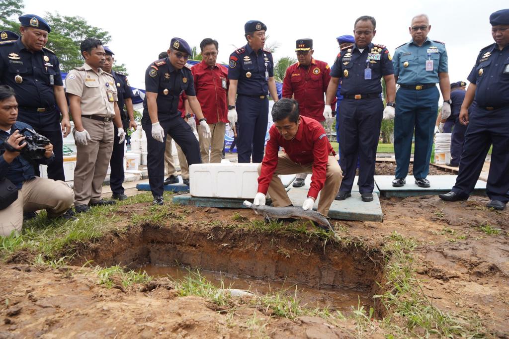 Pembagian ikan konsumsi kepada masyarakat dalam rangka ”Bulan Bhakti Kelautan dan Perikanan” dan pemusnahan barang hasil pengawasan sumber daya perikanan