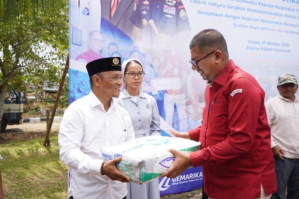 Pembagian ikan konsumsi kepada masyarakat dalam rangka ”Bulan Bhakti Kelautan dan Perikanan” dan pemusnahan barang hasil pengawasan sumber daya perikanan