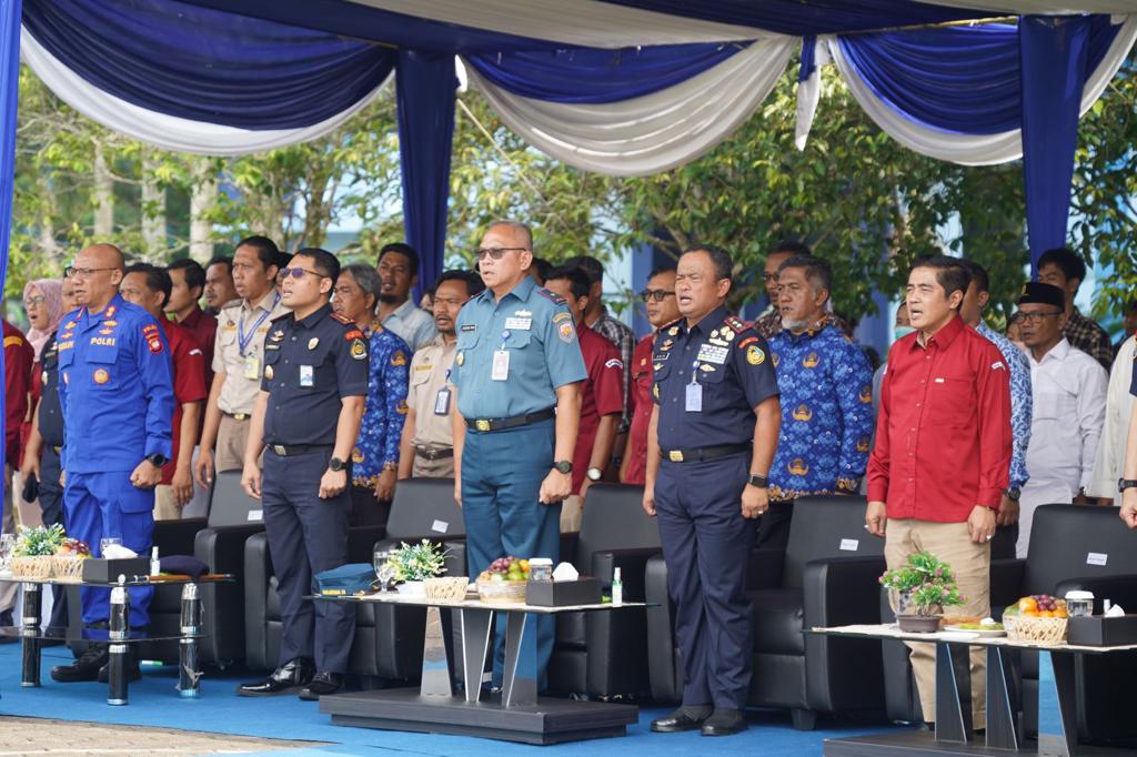 Pembagian ikan konsumsi kepada masyarakat dalam rangka ”Bulan Bhakti Kelautan dan Perikanan” dan pemusnahan barang hasil pengawasan sumber daya perikanan