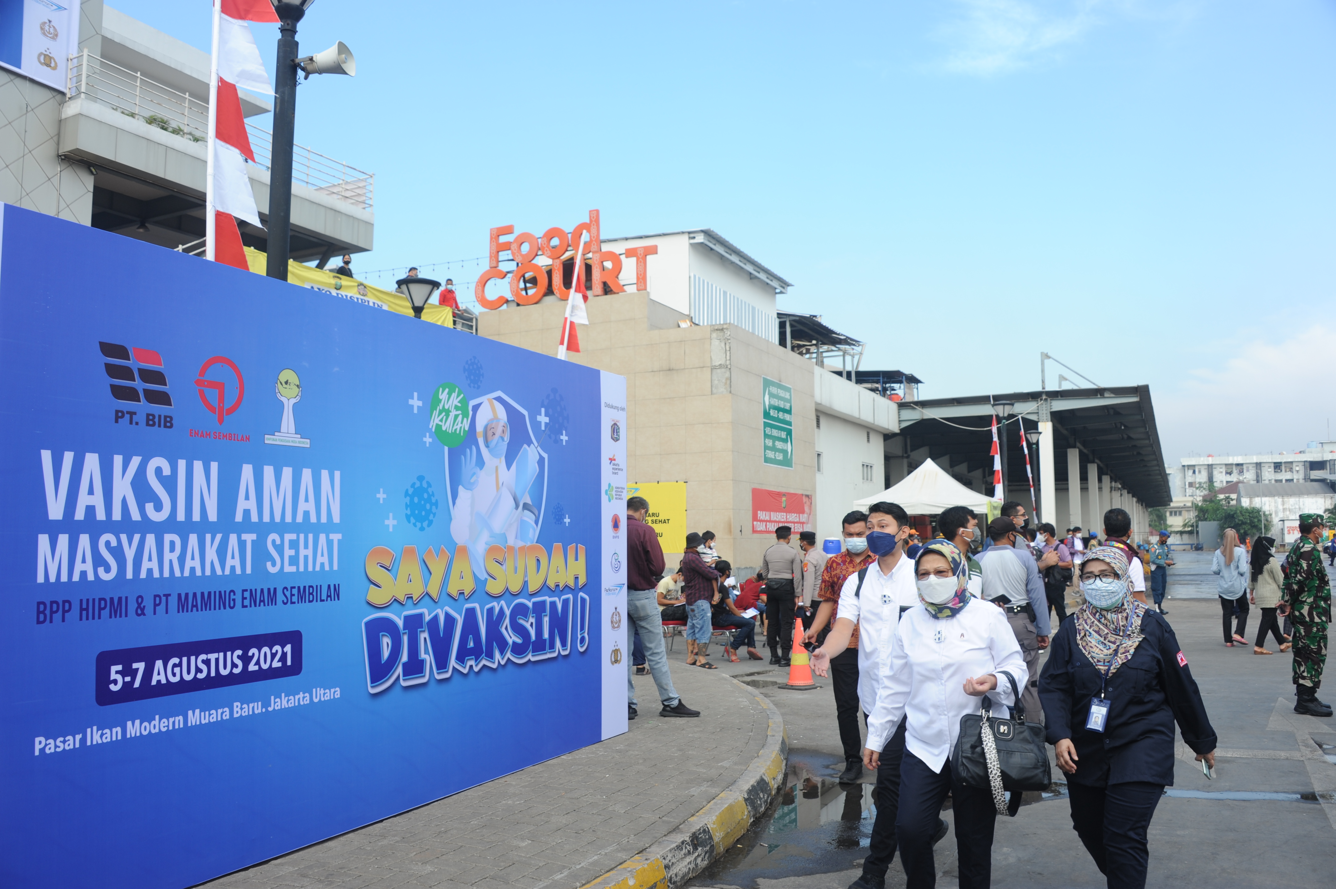 Vaksinasi Masyarakat Nelayan di Pasar Ikan Modern Muara Baru Jakarta