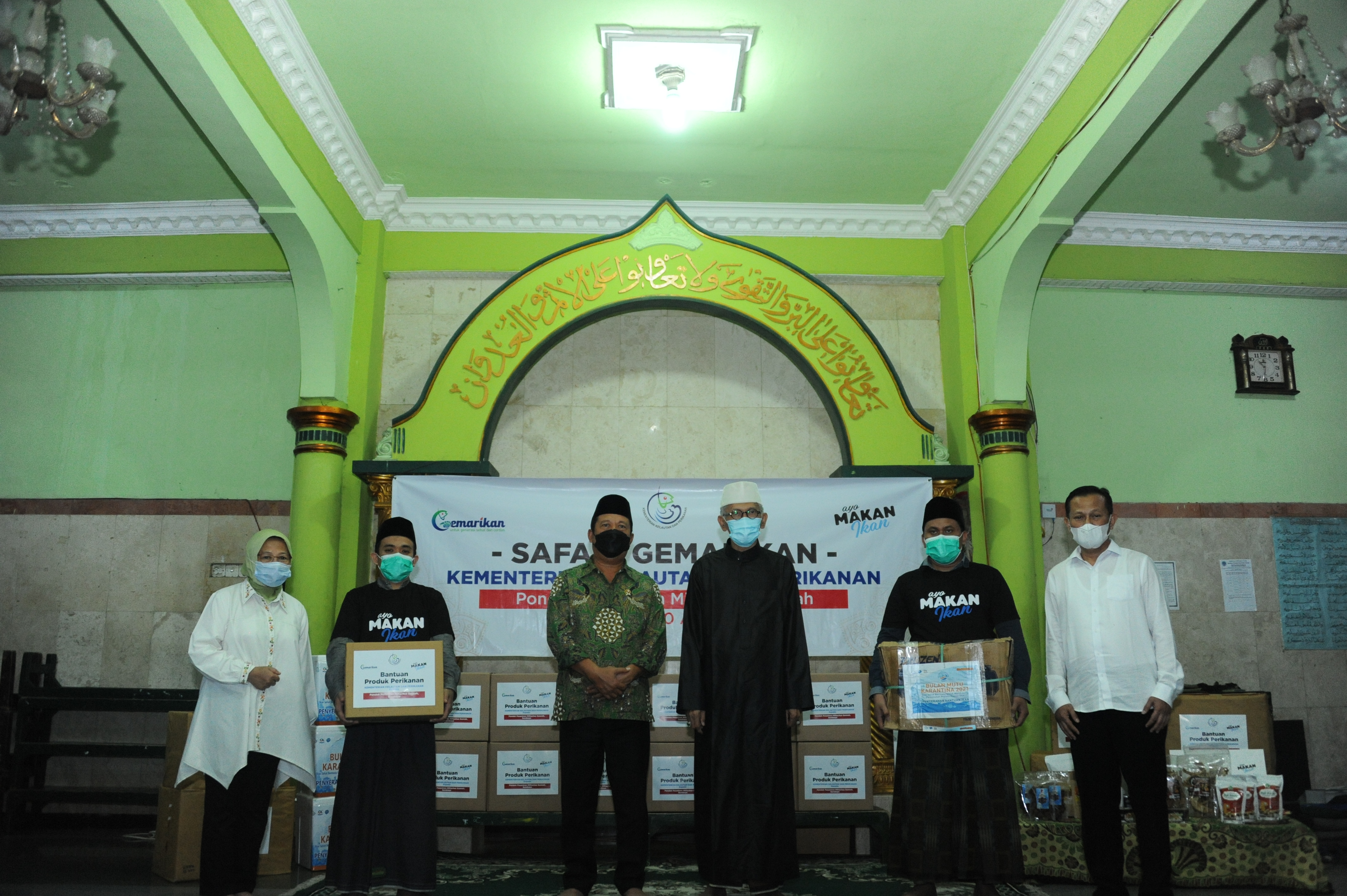 Penyerahan Bantuan Olahan Ikan di Pondok Pesantren Miftachussunnah