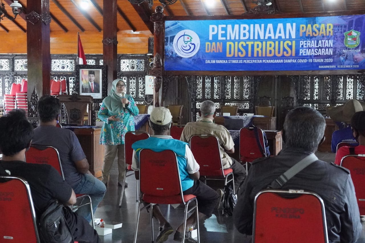 Penyerahan Bantuan Stimulus Pemasar Ikan di Kabupaten Banjarnegara