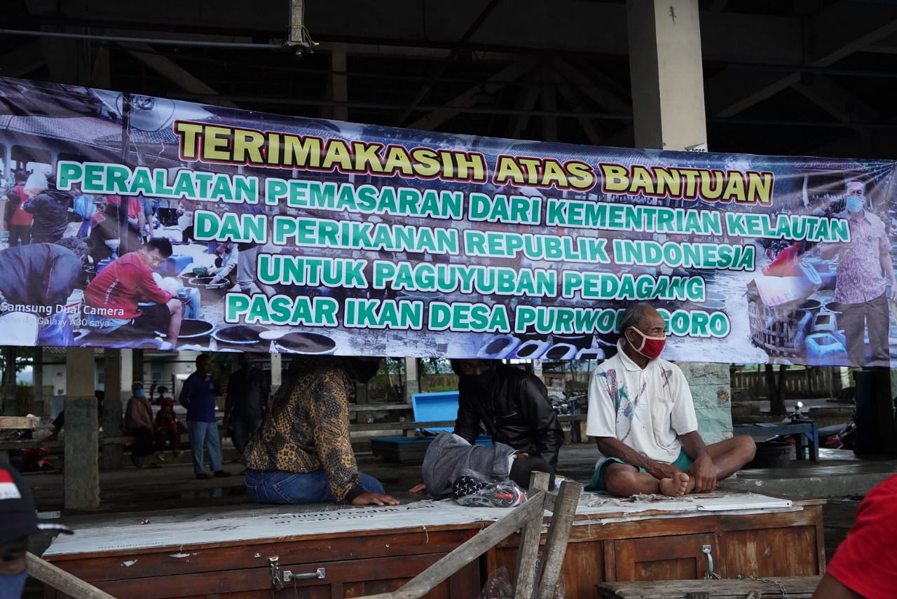 Penyerahan Bantuan Stimulus Pemasar Ikan di Kabupaten Banjarnegara