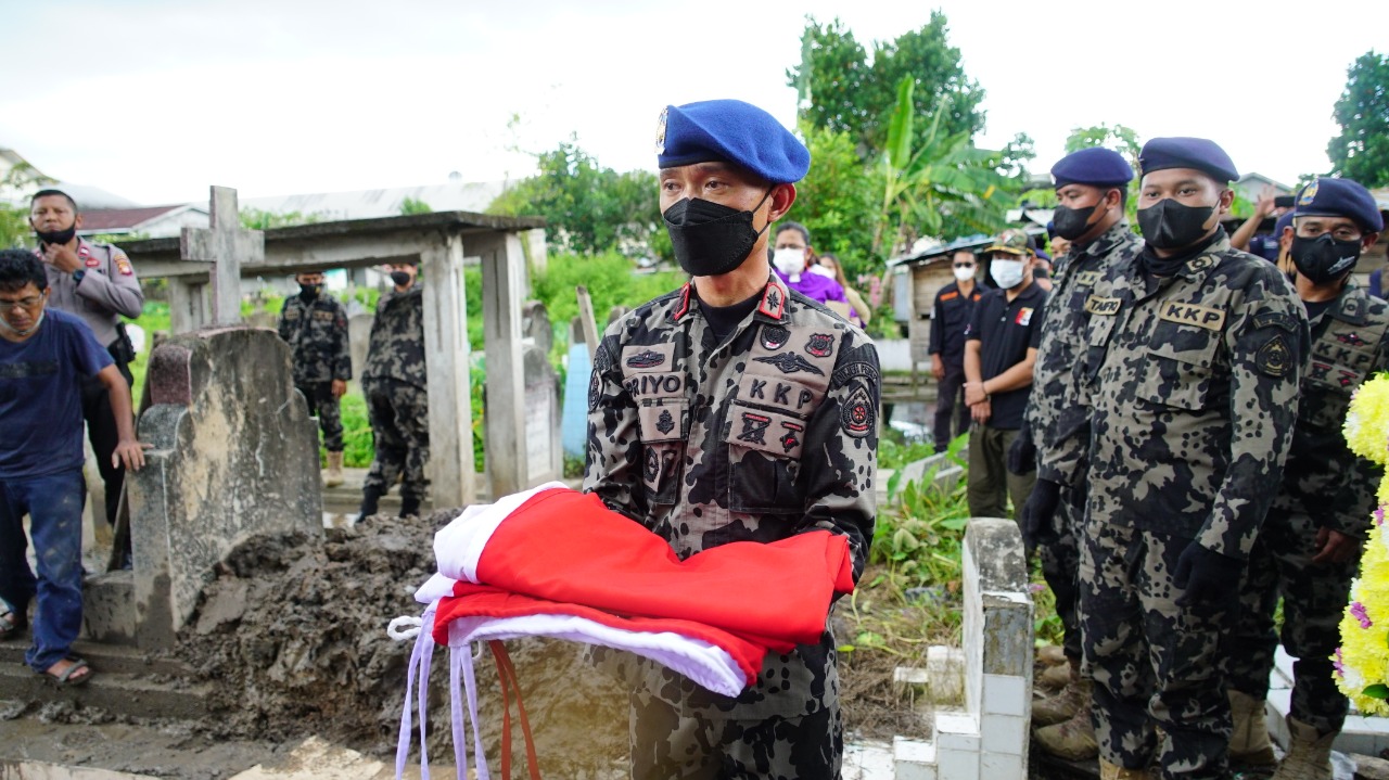 Upacara Pemakaman Penghormatan Terakhir Kepada Perwira Kapal Pengawas Perikanan Sebagai Benteng KKP