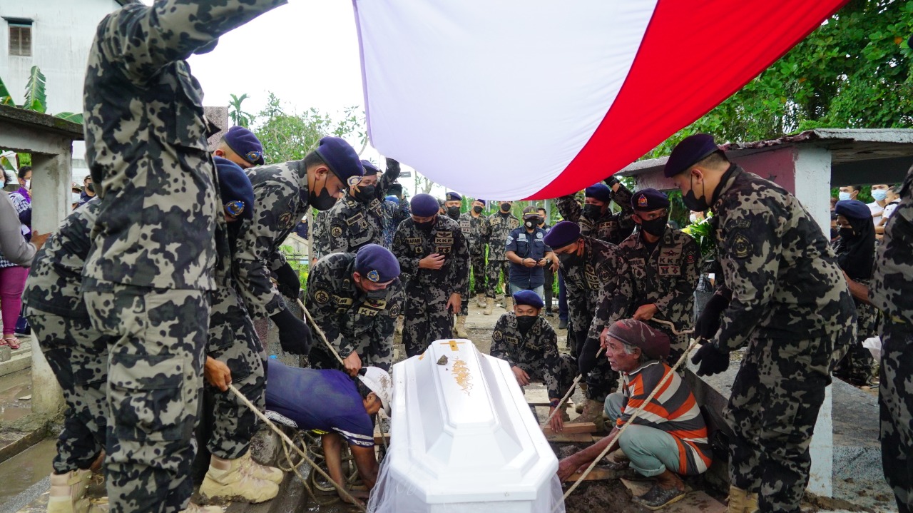 Upacara Pemakaman Penghormatan Terakhir Kepada Perwira Kapal Pengawas Perikanan Sebagai Benteng KKP