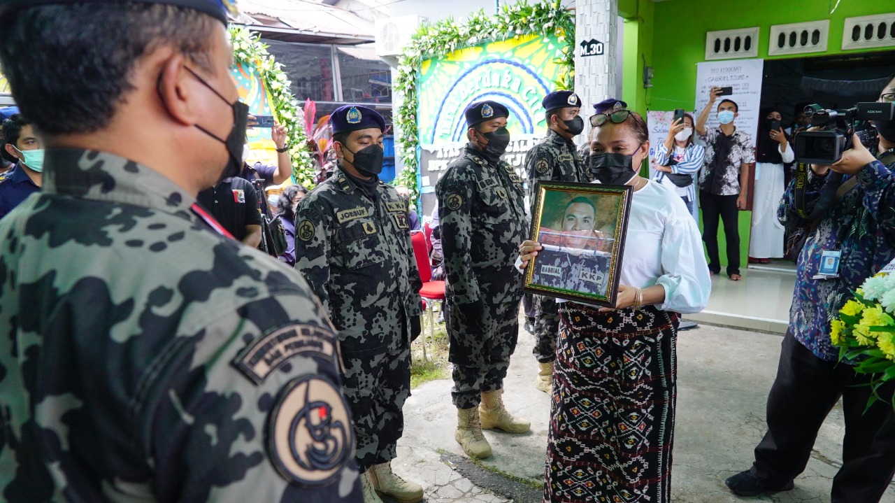 Upacara Pemakaman Penghormatan Terakhir Kepada Perwira Kapal Pengawas Perikanan Sebagai Benteng KKP