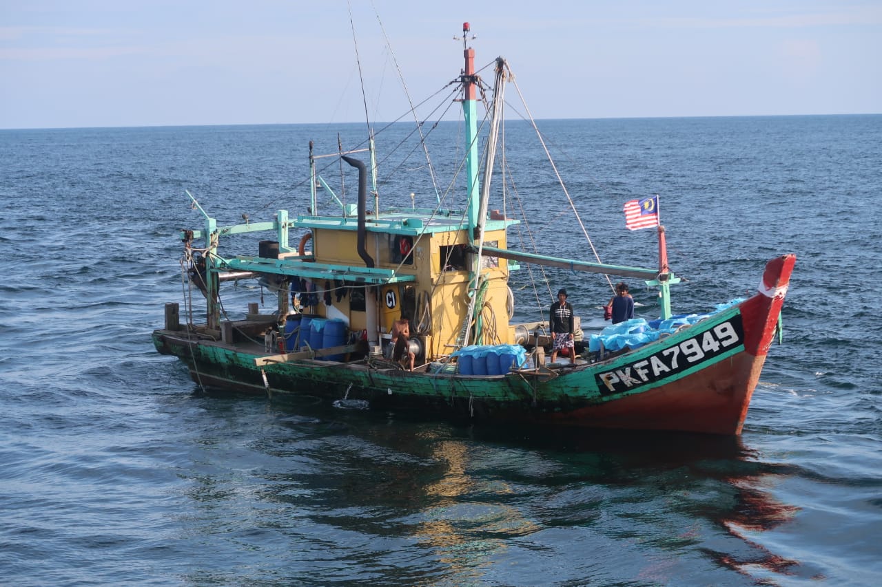 KKP TANGKAP SATU KAPAL IKAN ILEGAL ASAL MALAYSIA DI SELAT MALAKA (28/11/2019)