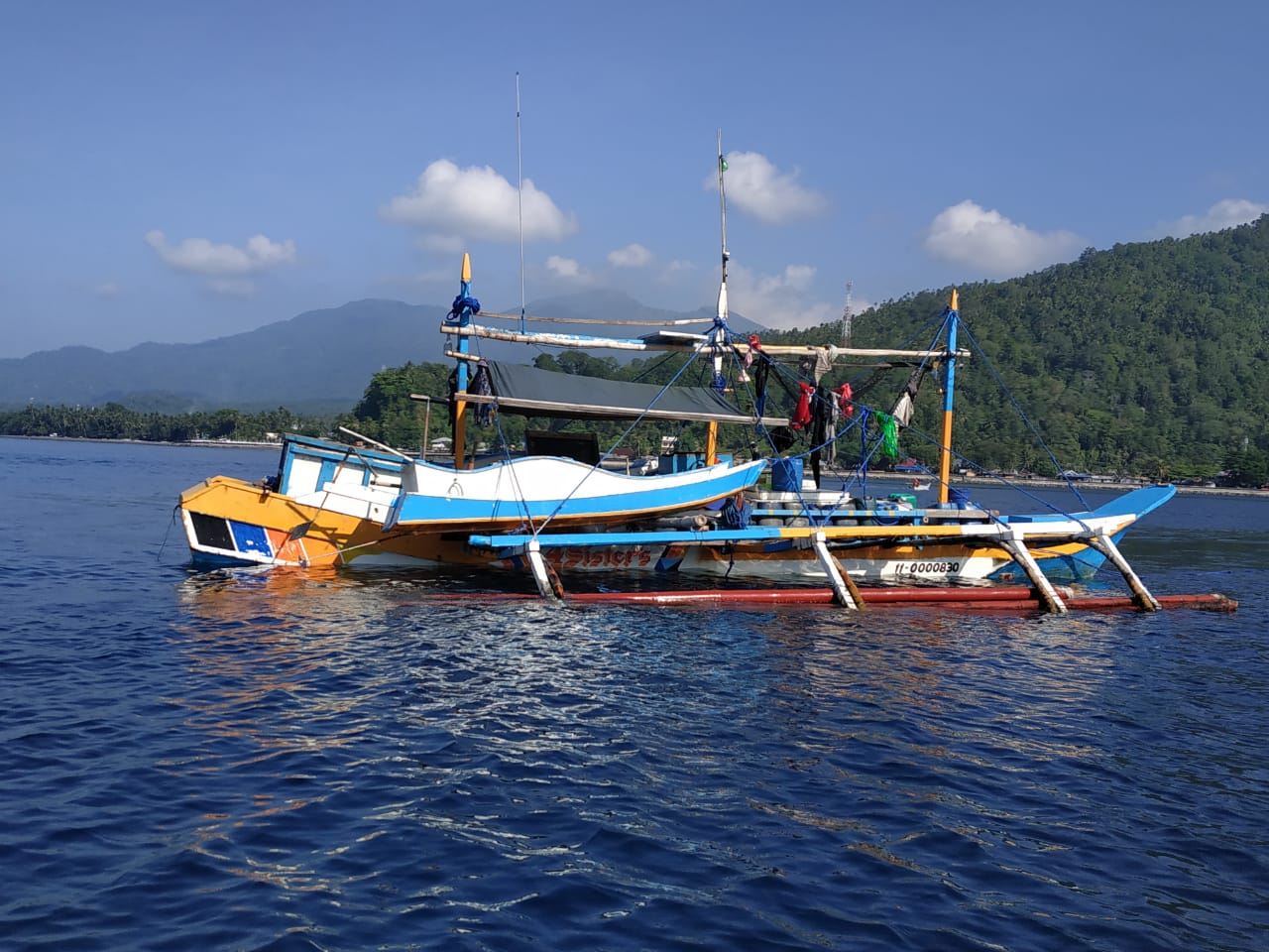 KAPAL PENGAWAS PERIKANAN KKP TANGKAP SATU KAPAL ILEGAL ASAL FILIPINA