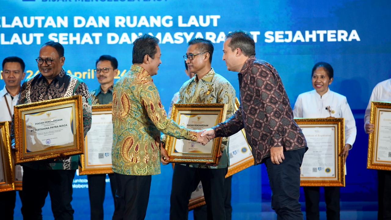 Penyerahan sertifikat dan penyematan pin ISO 9001:2015 Sistem Manajemen Mutu dan ISO 37001:2016 Sistem Manajemen Anti Penyuapan