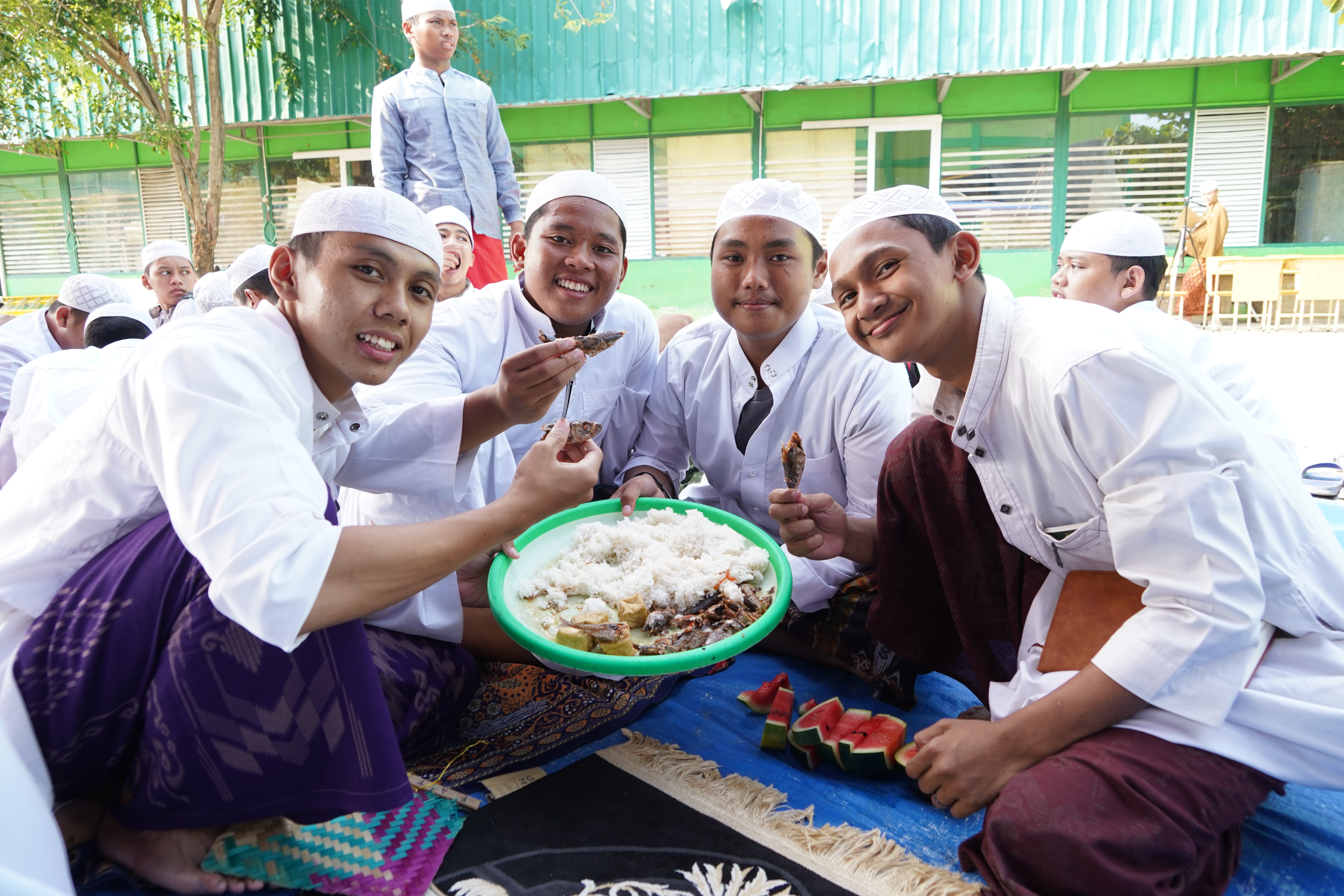 Penyerahan Bantuan Ikan kepada Santri Pondok Pesantren Al-Bahjah Buyut