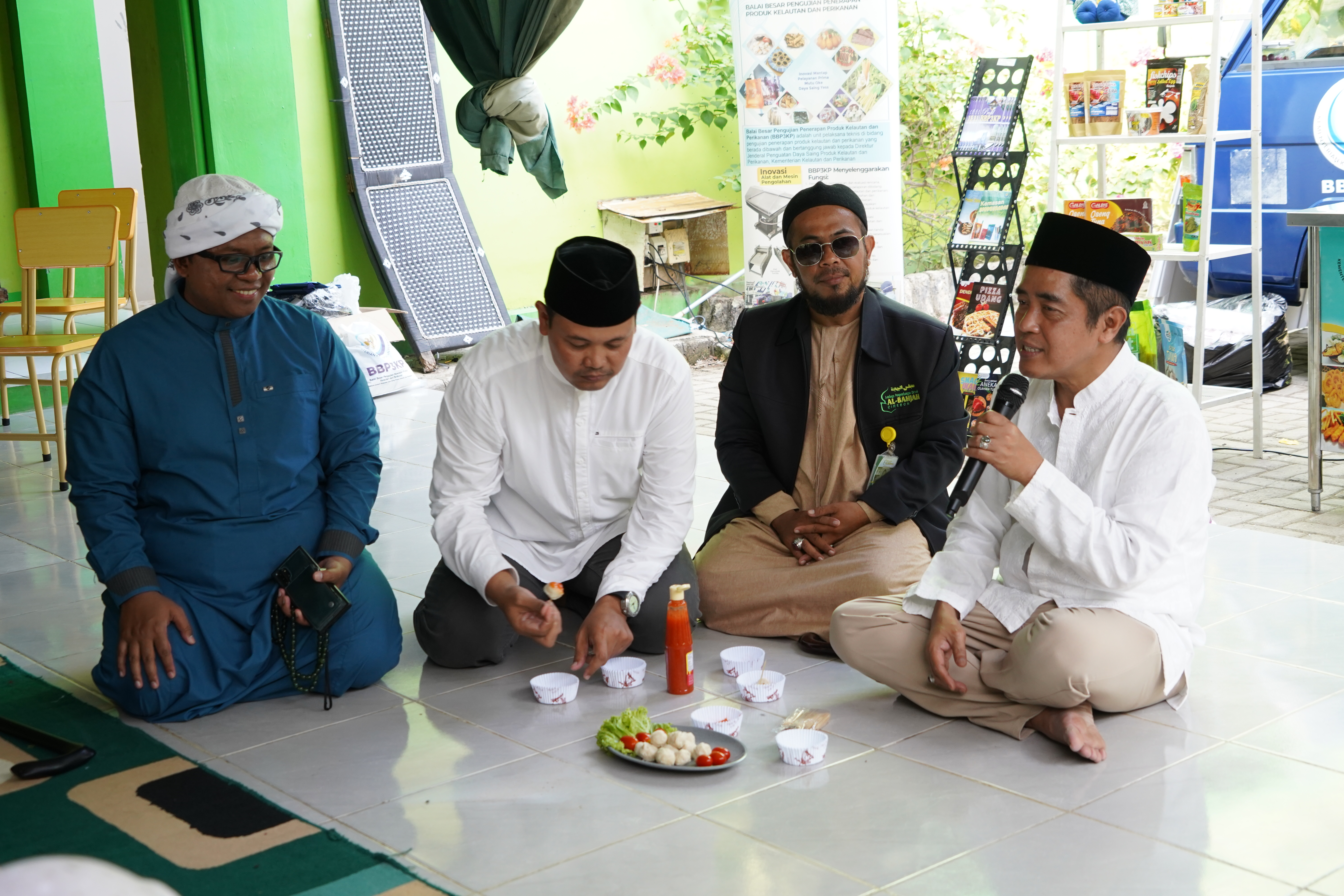 Penyerahan Bantuan Ikan kepada Santri Pondok Pesantren Al-Bahjah Buyut