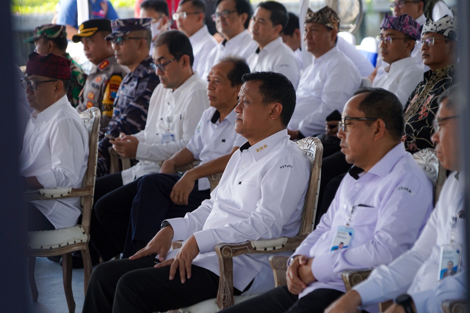 Menteri Trenggono bersama Bupati Banyuwangi Ibu Ipuk Fiestiandani disusul Menpan RB Mas Abdullah Azwar Anas melakukan serah terima hibah kapal rampasan di Pantai Ancol Plengsengan, Kelurahan Lateng.