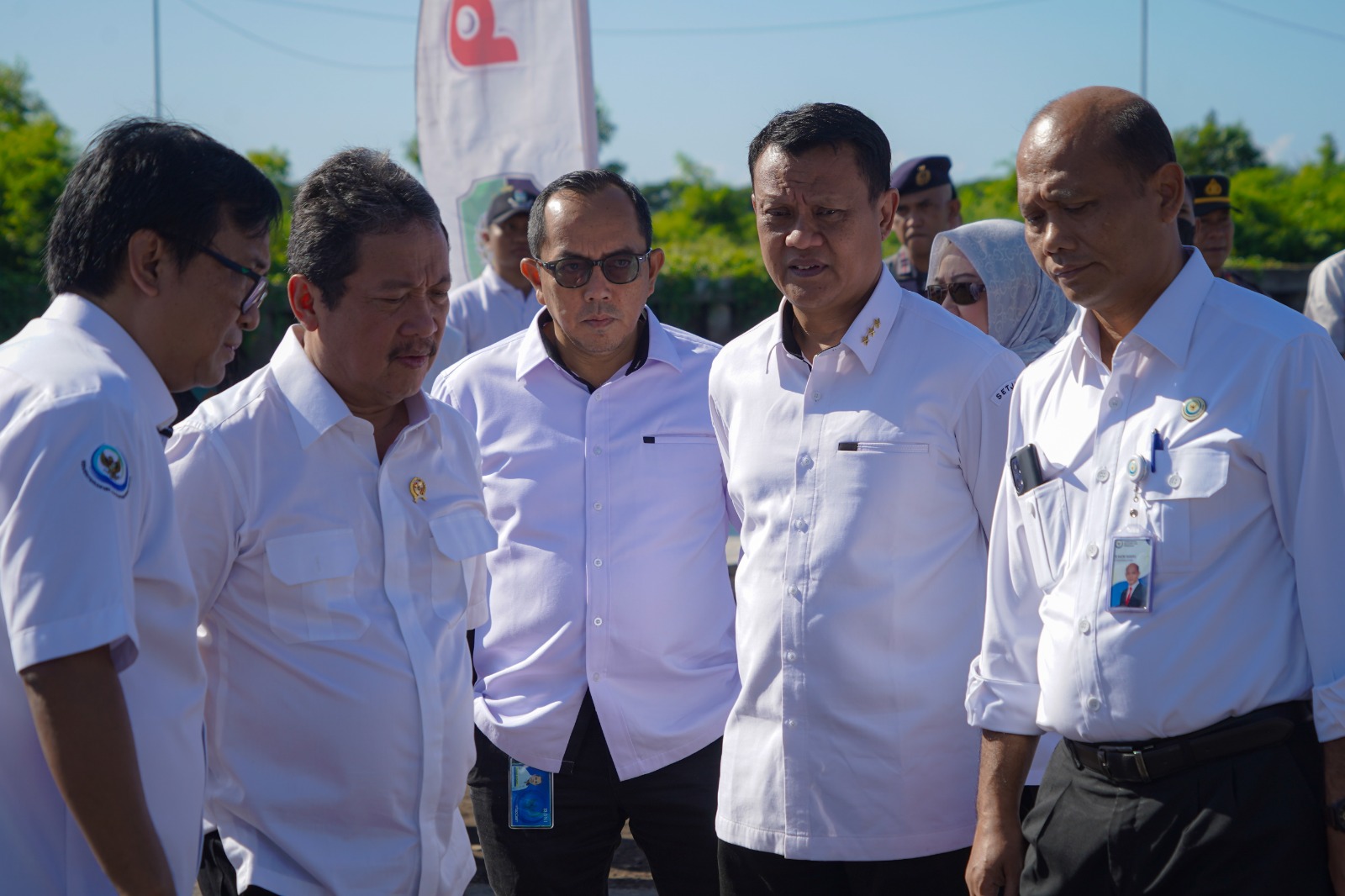 Menteri Trenggono bersama Bupati Banyuwangi Ibu Ipuk Fiestiandani disusul Menpan RB Mas Abdullah Azwar Anas melakukan serah terima hibah kapal rampasan di Pantai Ancol Plengsengan, Kelurahan Lateng.