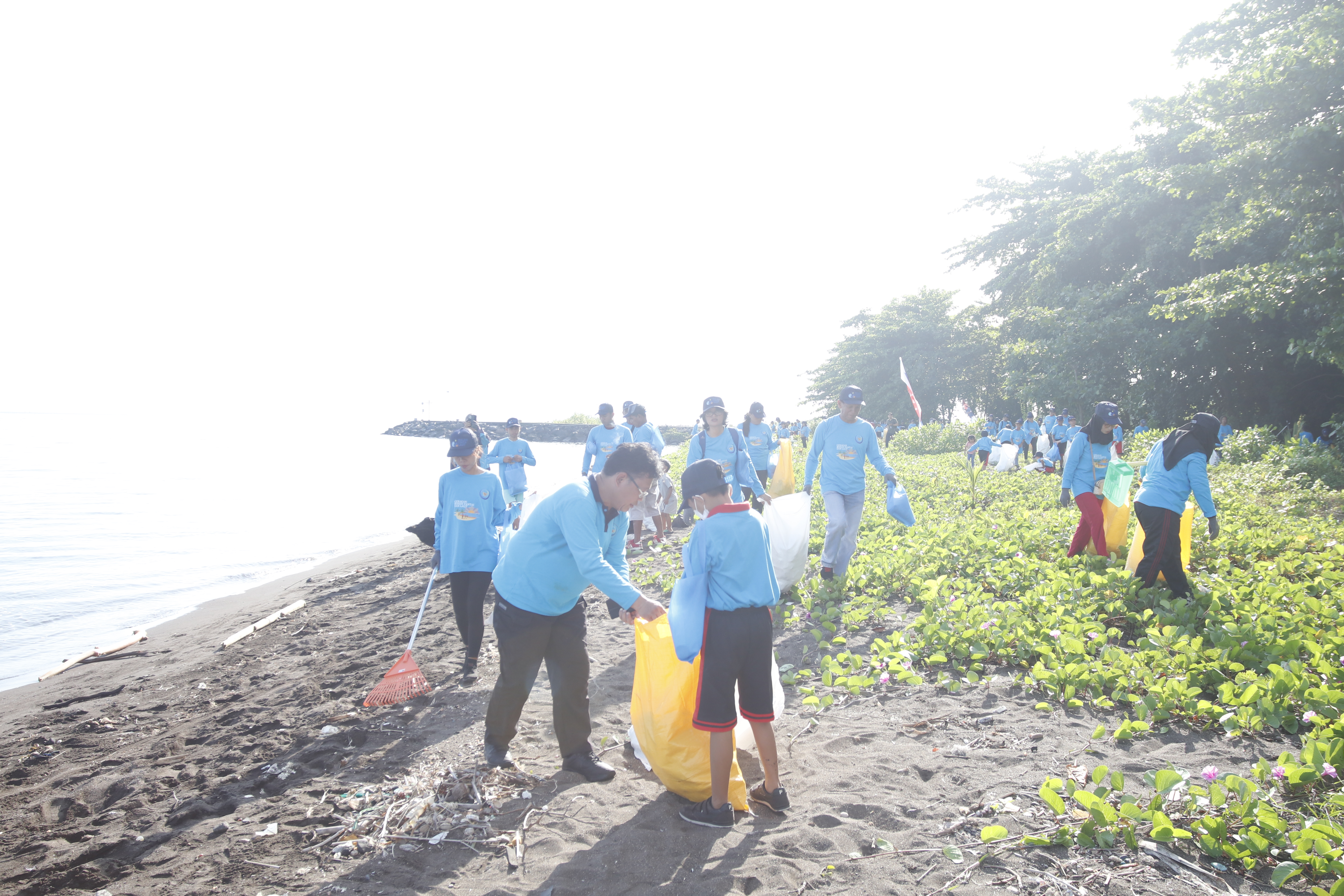 Direktorat Jenderal Pengelolaan Kelautan dan Ruang Laut menyelenggarakan aksi Bulan Cinta Laut dengan kegiatan bersih pantai