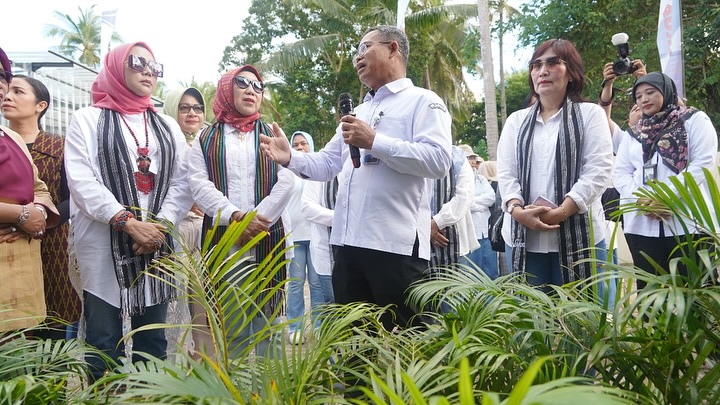 Kunjungan Penasihat Dharma Wanita Persatuan KKP bersama rombongan ke lokasi Modeling Budi Daya Rumput Laut di Wakatobi