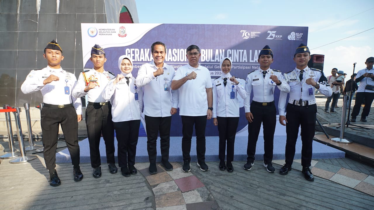 Kepala BPPSDMKP mendampingi Menteri Kelautan dan Perikanan dalam Puncak Gerakan Nasional Bulan Cinta Laut