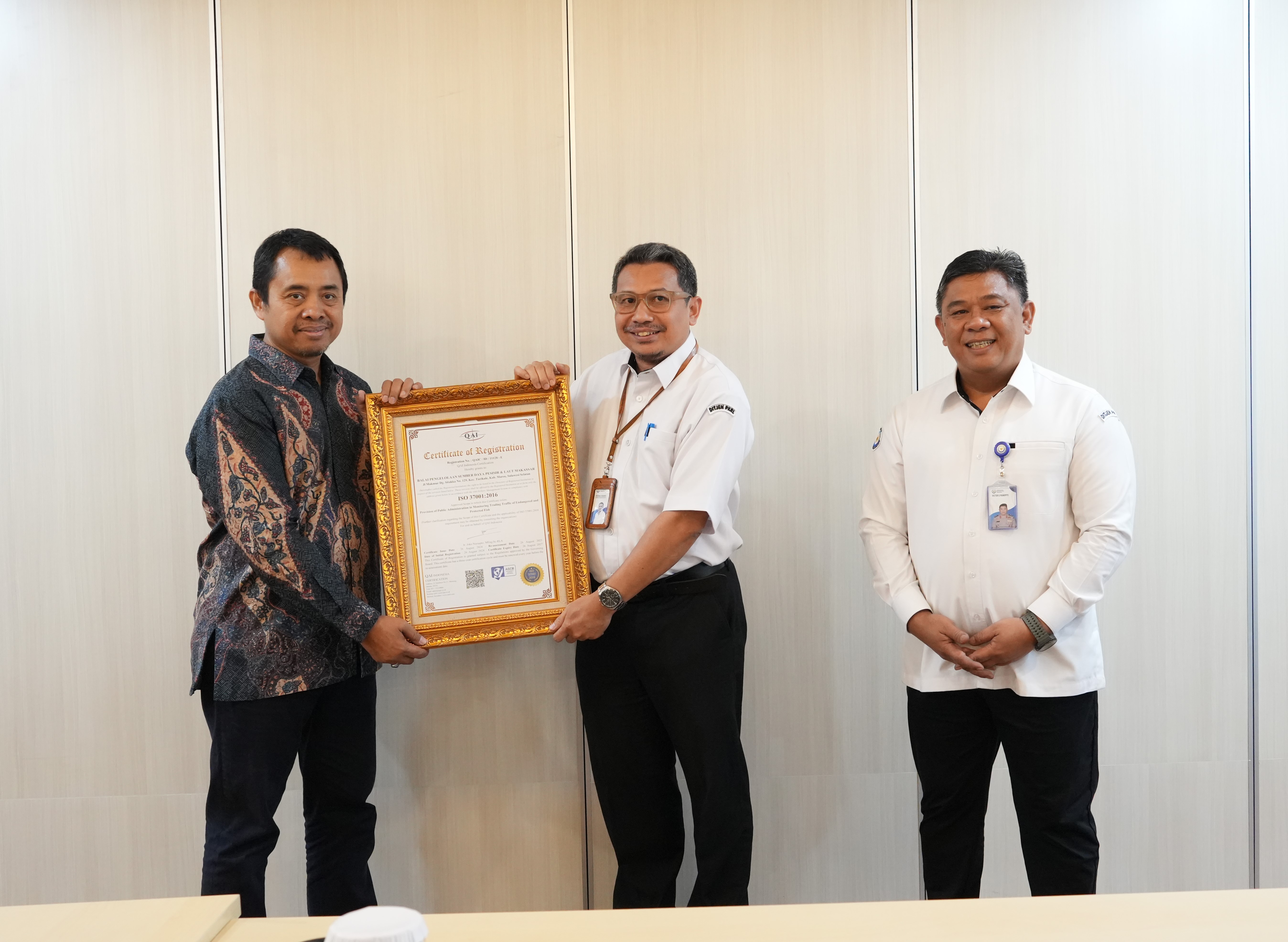 Penyerahan sertifikat ISO 37001:2016 dan ISO 9001:2015