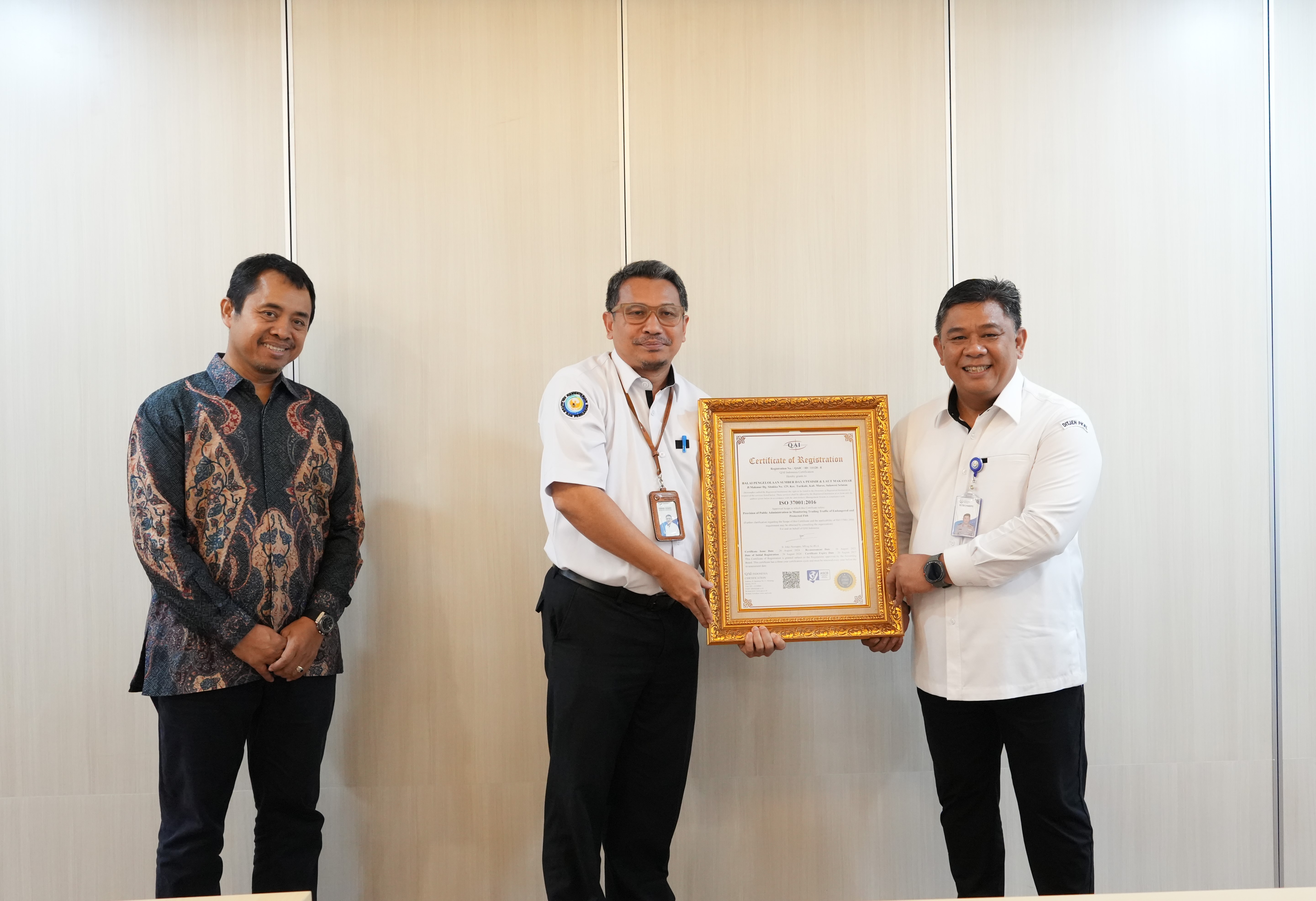 Penyerahan sertifikat ISO 37001:2016 dan ISO 9001:2015