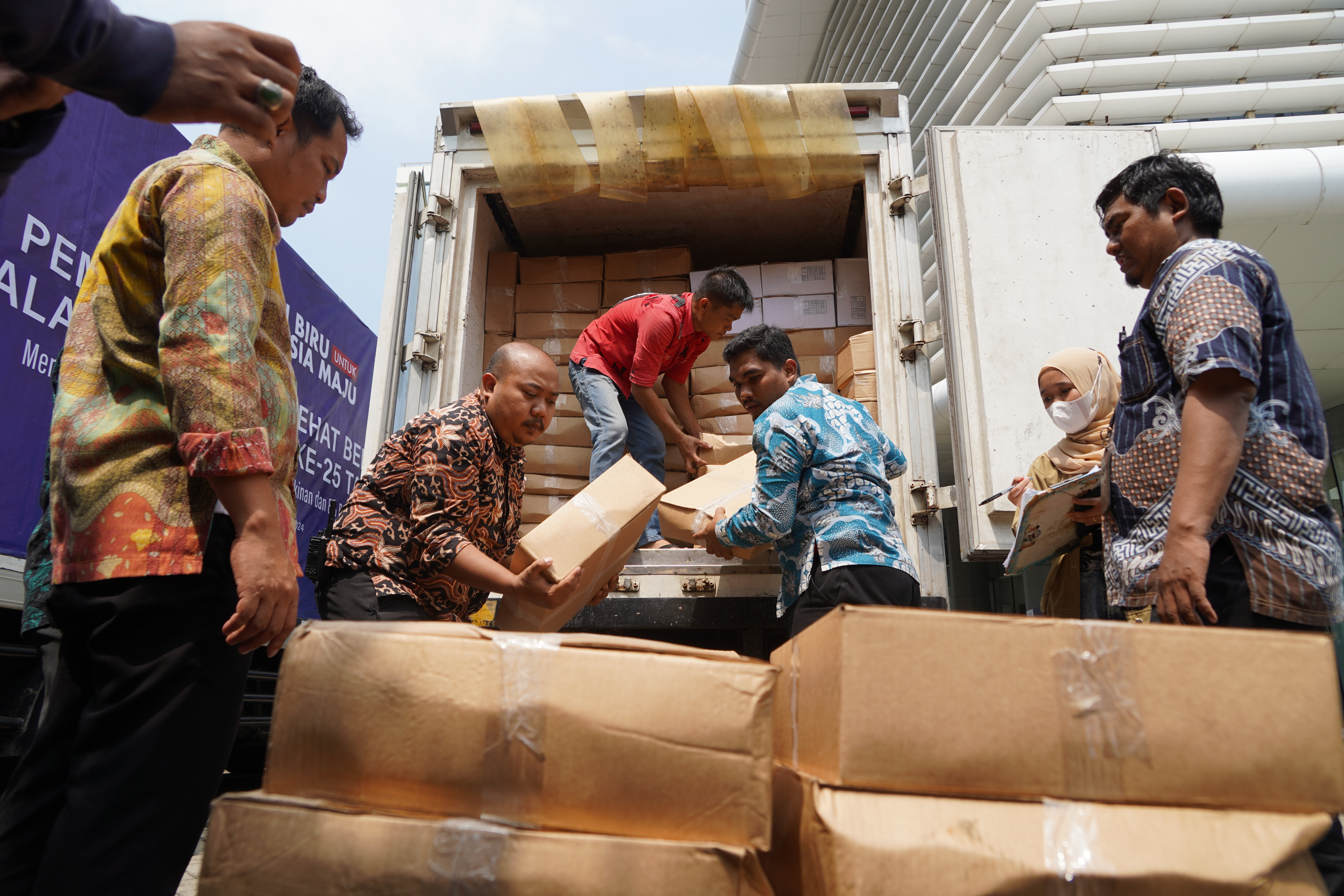 Pembagian Ikan Sehat Bermutu dalam Rangka HUT KKP ke 25