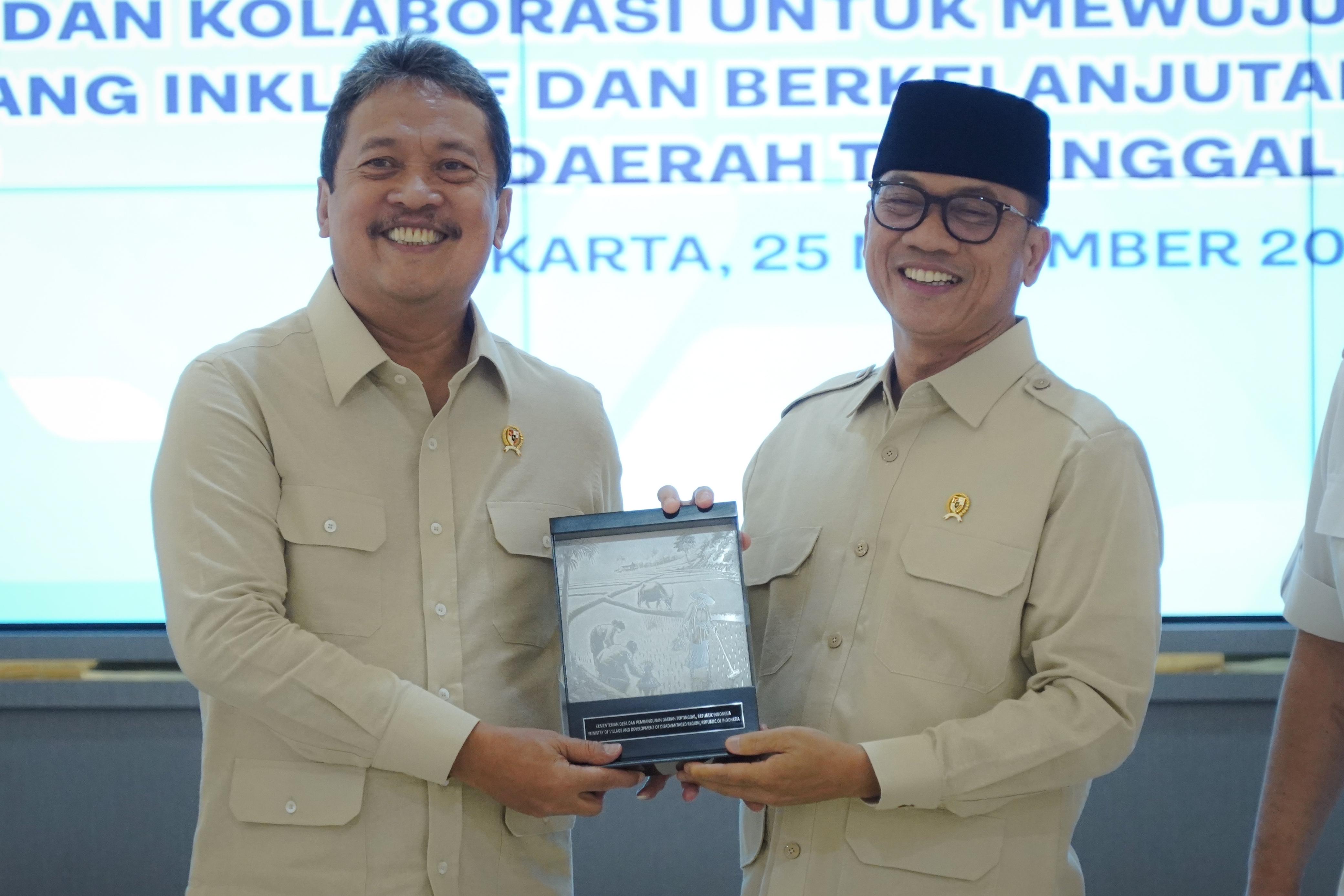 Bersama Menteri Desa dan Pembangunan Daerah Tertinggal (PDT) Bapak Yandri Susanto melakukan penandatangan Kesepahaman Bersama sebagai komitmen kolabrasi membangun desa dan daerah tertinggal sebagai penopang ketahanan pangan dan pertumbuhan ekonomi, di kantor KKP