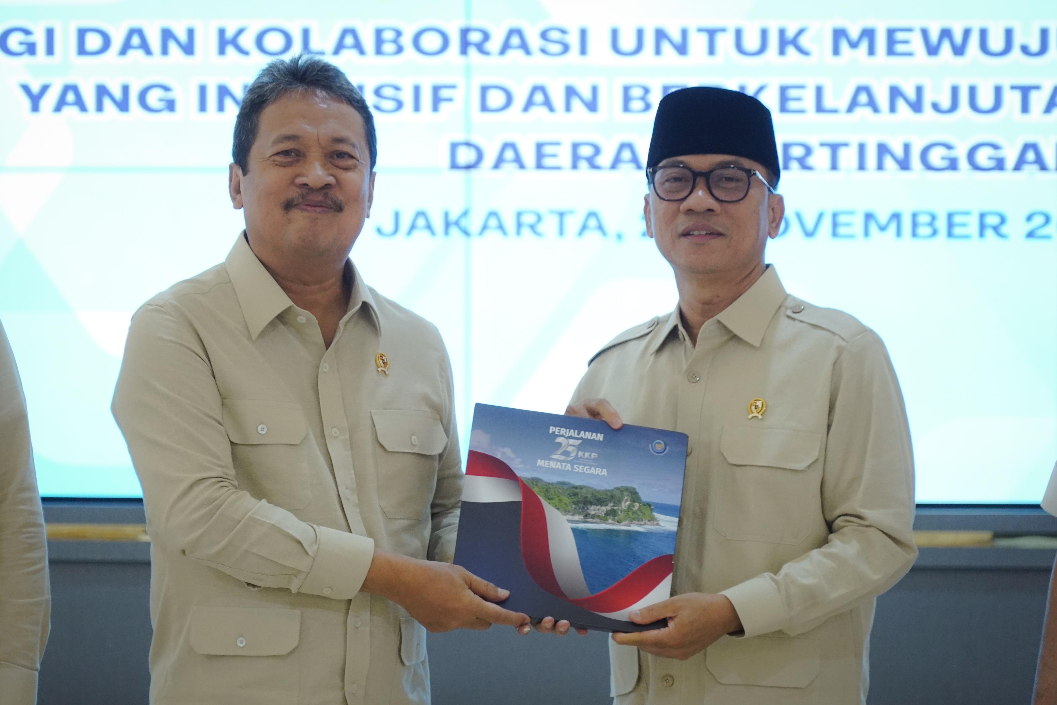 Bersama Menteri Desa dan Pembangunan Daerah Tertinggal (PDT) Bapak Yandri Susanto melakukan penandatangan Kesepahaman Bersama sebagai komitmen kolabrasi membangun desa dan daerah tertinggal sebagai penopang ketahanan pangan dan pertumbuhan ekonomi, di kantor KKP