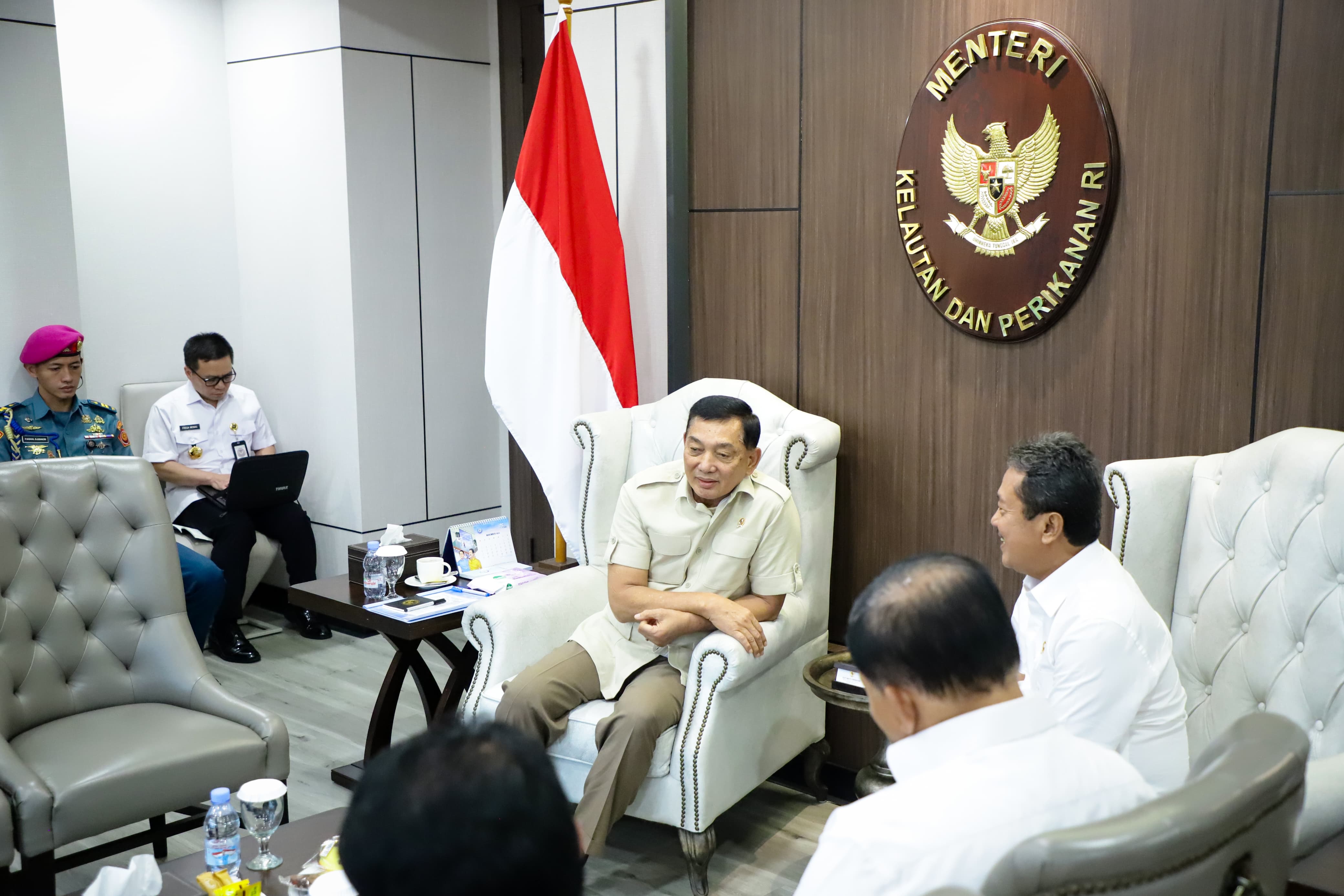 kedatangan tamu spesial yang juga teman lama Pak Menhan Sjafrie Sjamsoeddin di kantor KKP