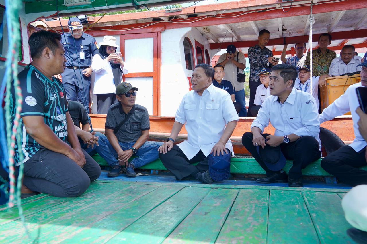 Bertemu serta berdiskusi langsung dengan nelayan dan para pelaku usaha sektor kelautan dan perikanan